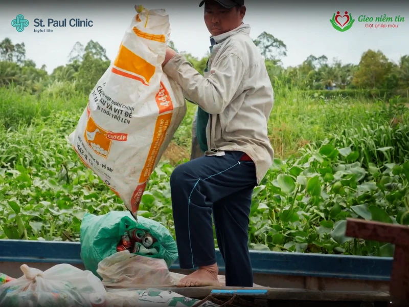 Giấc mơ chiến thắng bệnh vẩy nến của người đàn ông thu mua phế liệu nơi miền Tây sông nước